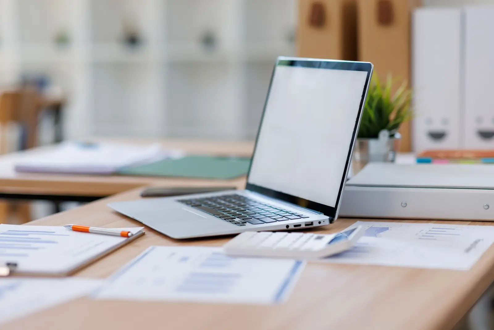 Documentos y carpetas archivados sobre una mesa de trabajo